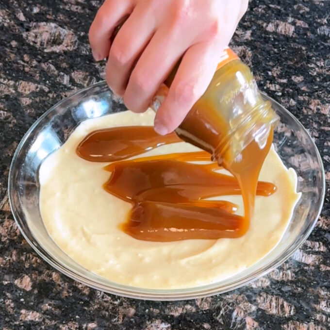 Pouring caramel sauce over cheesecake.
